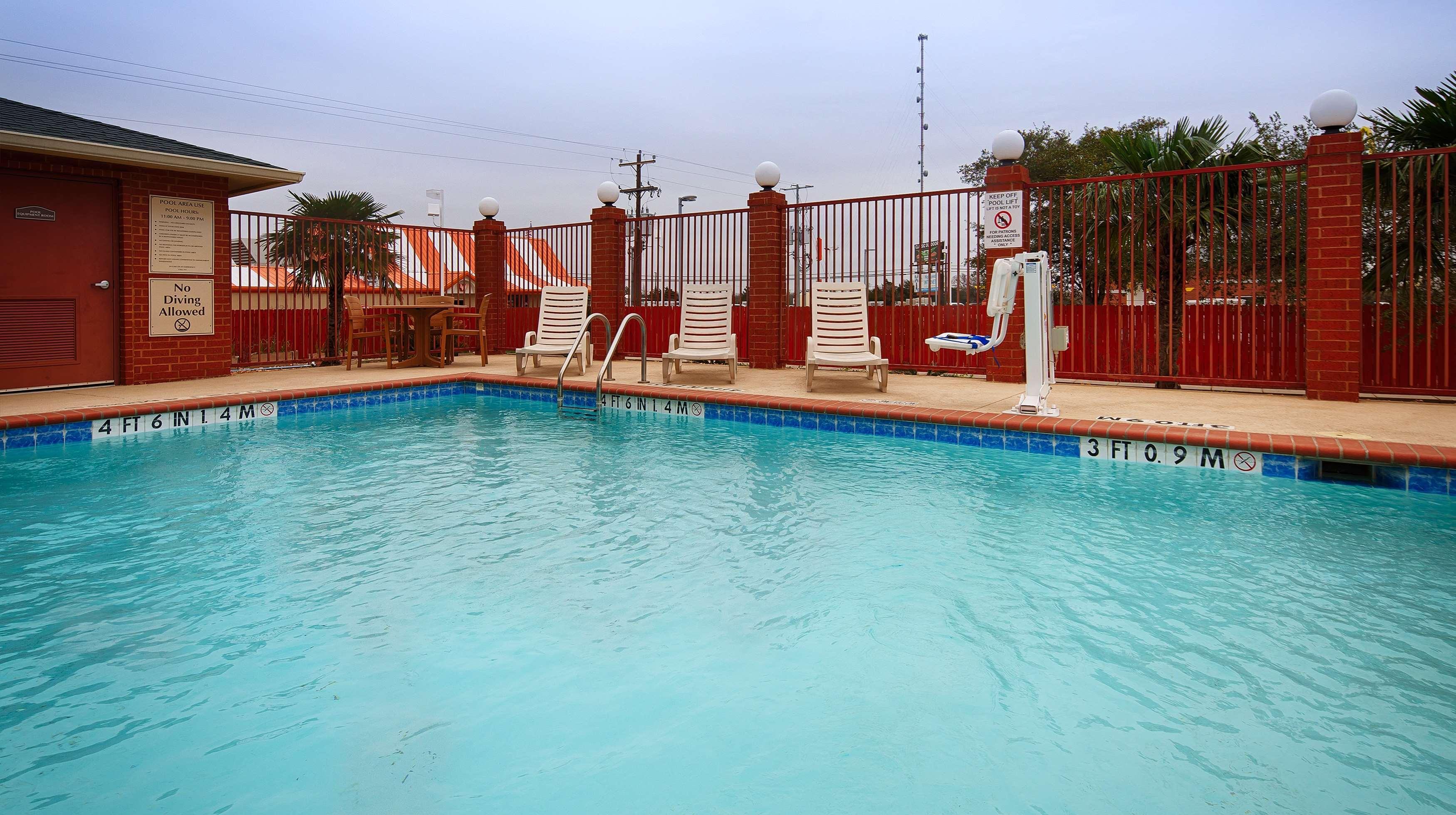 Best Western Giddings Inn & Suites Екстериор снимка