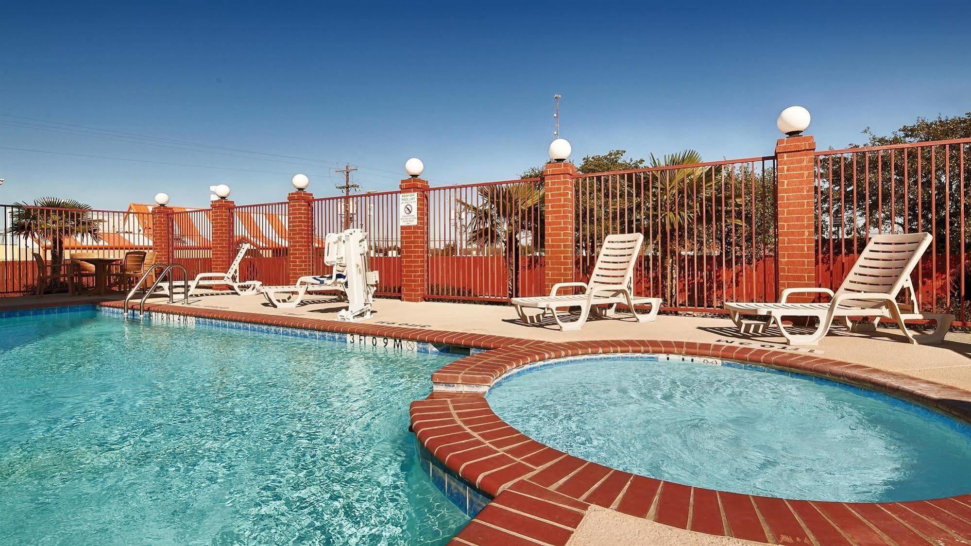 Best Western Giddings Inn & Suites Екстериор снимка